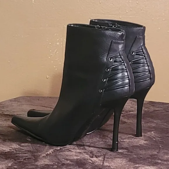 Women  Leather Black Ankle Boots By Bakers Size 8B/Women Designer Boots/