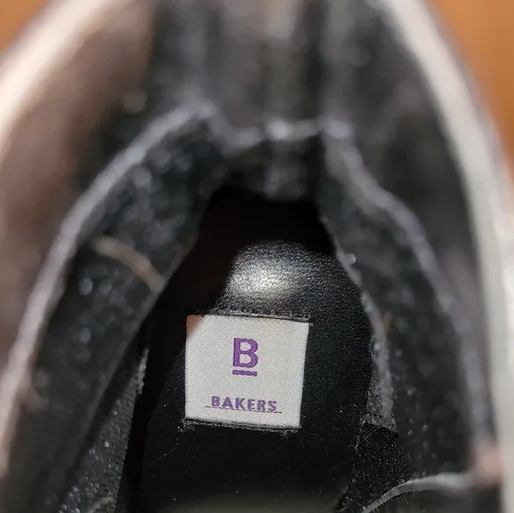 Women  Leather Black Ankle Boots By Bakers Size 8B/Women Designer Boots/