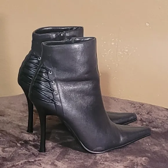 Women  Leather Black Ankle Boots By Bakers Size 8B/Women Designer Boots/