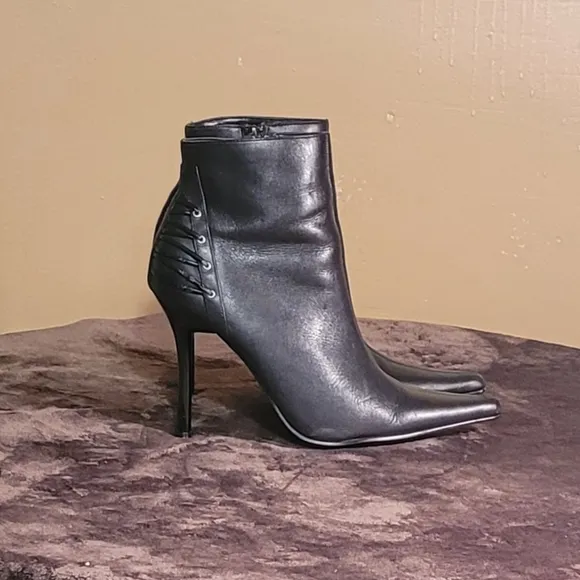 Women  Leather Black Ankle Boots By Bakers Size 8B/Women Designer Boots/