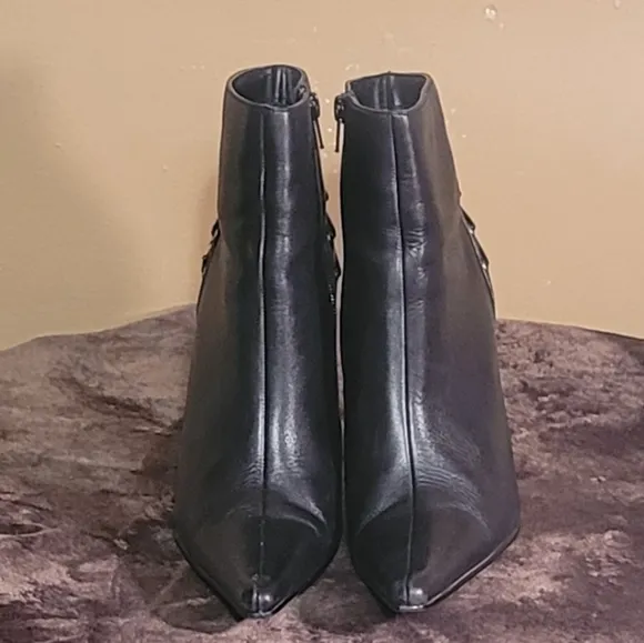 Women  Leather Black Ankle Boots By Bakers Size 8B/Women Designer Boots/