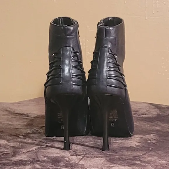 Women  Leather Black Ankle Boots By Bakers Size 8B/Women Designer Boots/