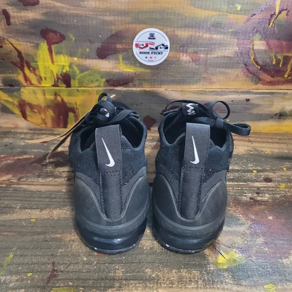 Women‎ Nike athletic shoes size 6 new