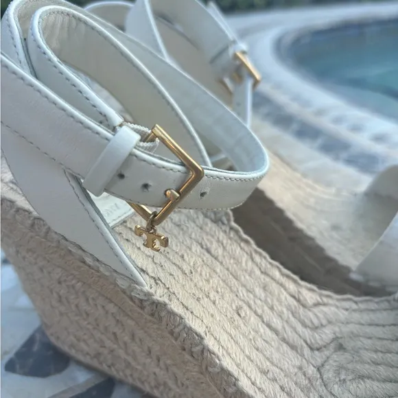 Women Tory Burch wedges size 7.5. Like New.