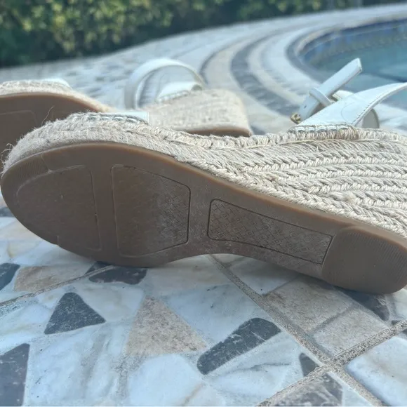 Women Tory Burch wedges size 7.5. Like New.
