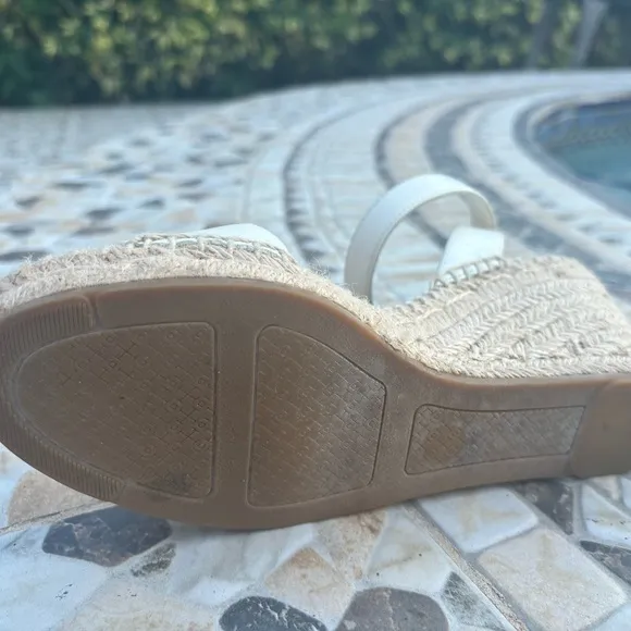 Women Tory Burch wedges size 7.5. Like New.