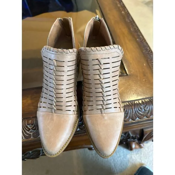 Women’s Dolce Vita Tan Ankle Boots. Size 6