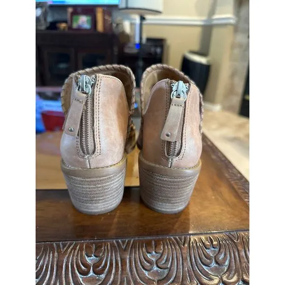 Women’s Dolce Vita Tan Ankle Boots. Size 6