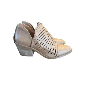 Women’s Dolce Vita Tan Ankle Boots. Size 6