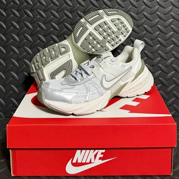Womens Nike Athletic Lifestyle Shoes Photon Dust Size 6