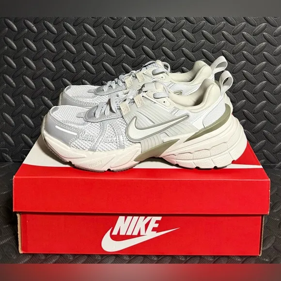 Womens Nike Athletic Lifestyle Shoes Photon Dust Size 6
