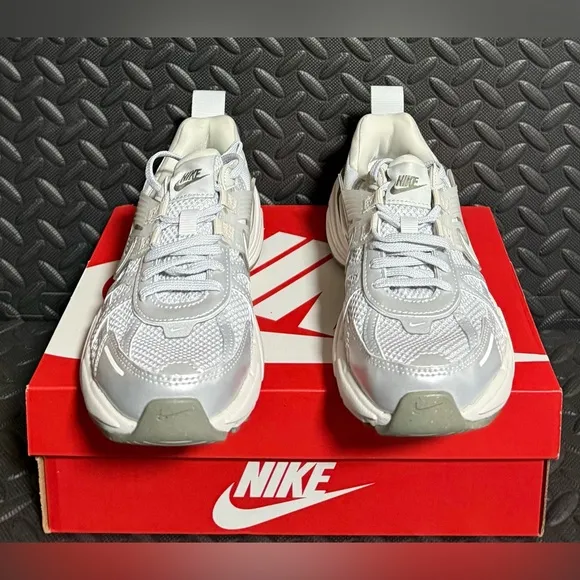 Womens Nike Athletic Lifestyle Shoes Photon Dust Size 6