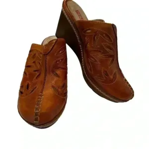 Women's Pikolinos Slip On Mules Clogs Shoes Size 39 EU; 8.5 US; Tan Leather