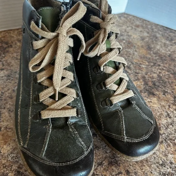 Women’s Remonte lace up ankle boots in havanna/leaf colorway size‎ 40
