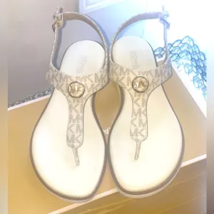 Women’s sandals 🤎🤍(MK)