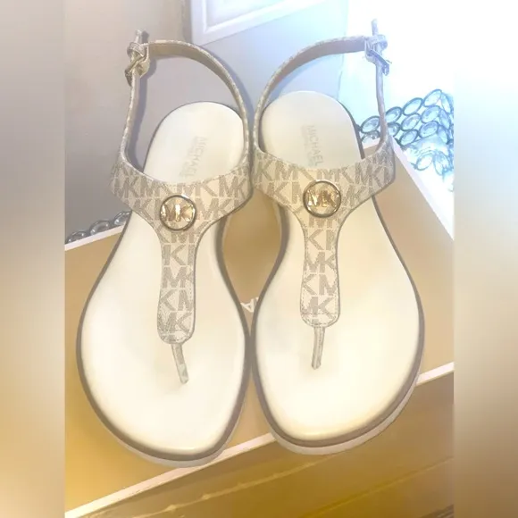 Women’s sandals 🤎🤍(MK)