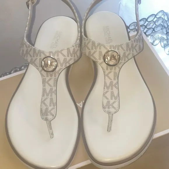 Women’s sandals 🤎🤍(MK)
