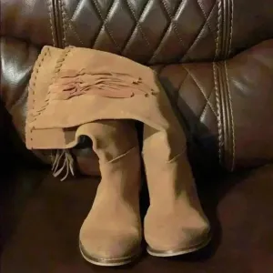Women’s tall suede women’s boots.