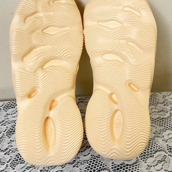 Women's/Men Cream Slip-On Shoes Women’s 14/ Men 12