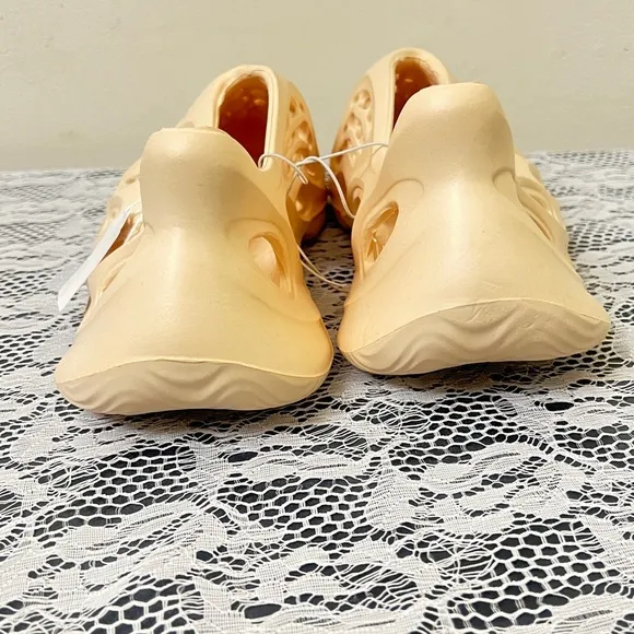 Women's/Men Cream Slip-On Shoes Women’s 14/ Men 12