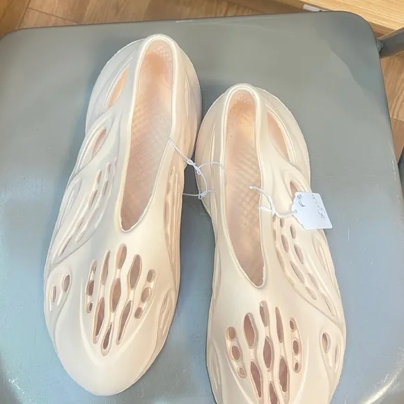 Women's/Men Cream Slip-On Shoes Women’s 14/ Men 12