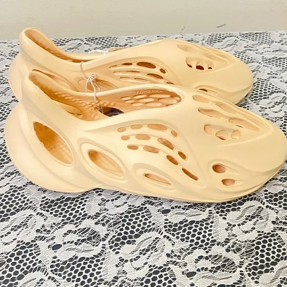 Women's/Men Cream Slip-On Shoes Women’s 14/ Men 12