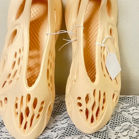 Women's/Men Cream Slip-On Shoes Women’s 14/ Men 12