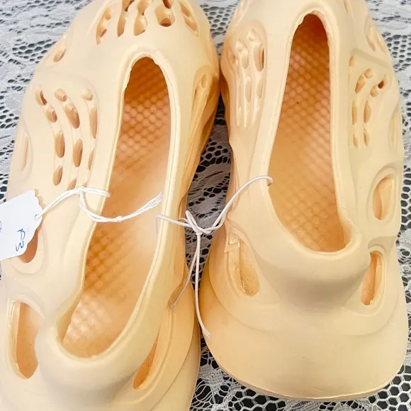 Women's/Men Cream Slip-On Shoes Women’s 14/ Men 12