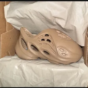 Yeezy Tan Sneakers Organic Design Slip-On